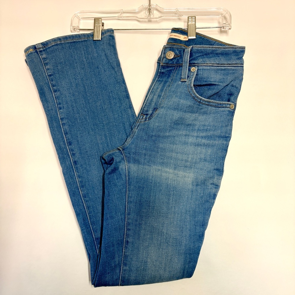 Levi’s 725 High Rise Bootcut Jeans